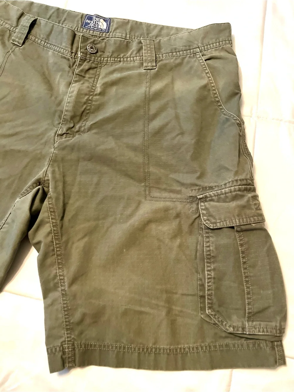 The North Face Men's Army Green Cargo Utility Shorts-Size 40